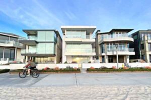 Beachfront homes on the Strand in Manhattan Beach